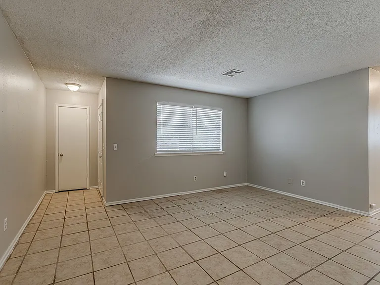 3320 Hampton Dr — Photo 2
