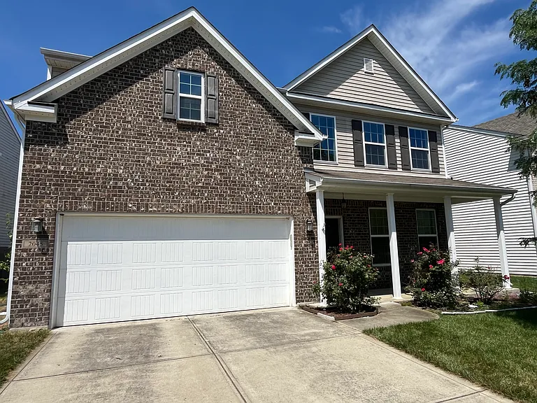 2045 Lakecrest Dr — Photo 2