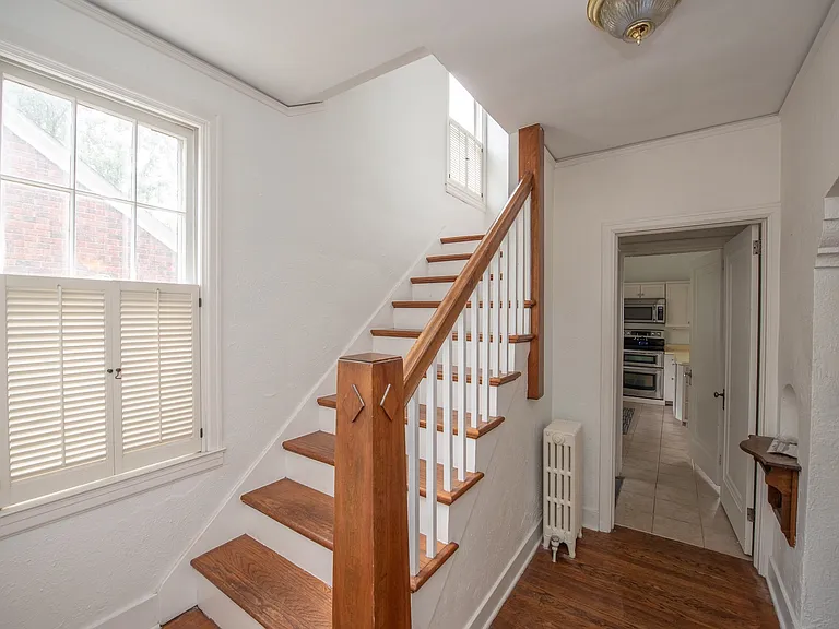 625 Robinson St — Photo 7