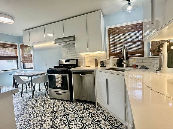 4th image of 253 Fernando Ave