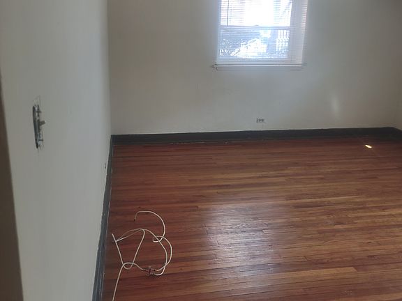 3rd image of 5304 S Cornell Ave APT B