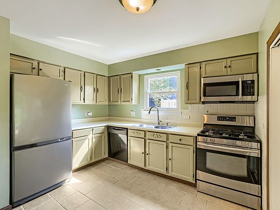 4th image of 800 Newport Dr