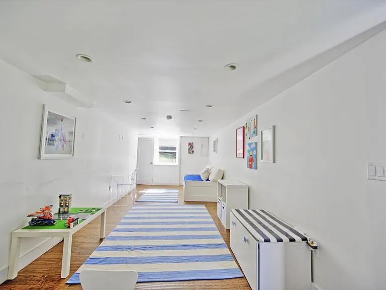 41 Hawthorne Rd — Photo 24
