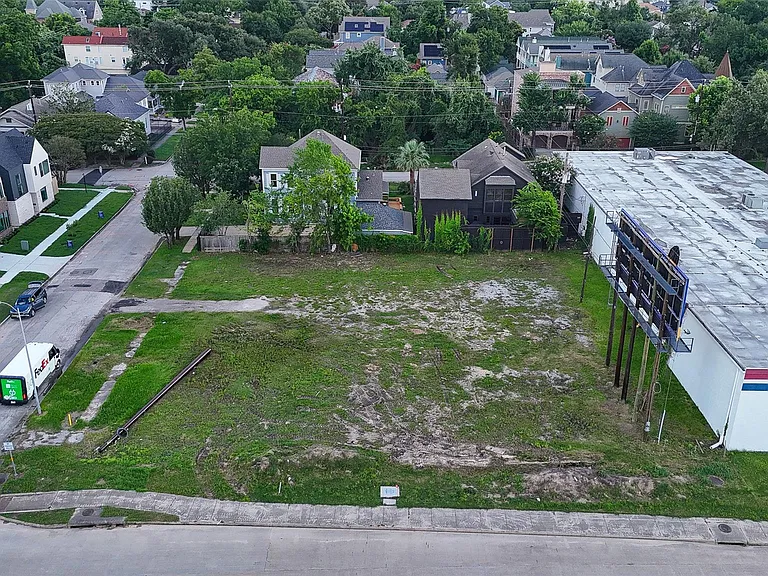 330 Harvard St — Photo 4