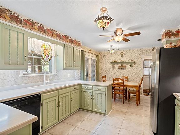 4th image of 601 Malaga Dr