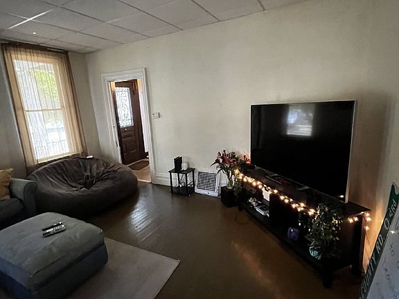 4th image of 202 Washington St