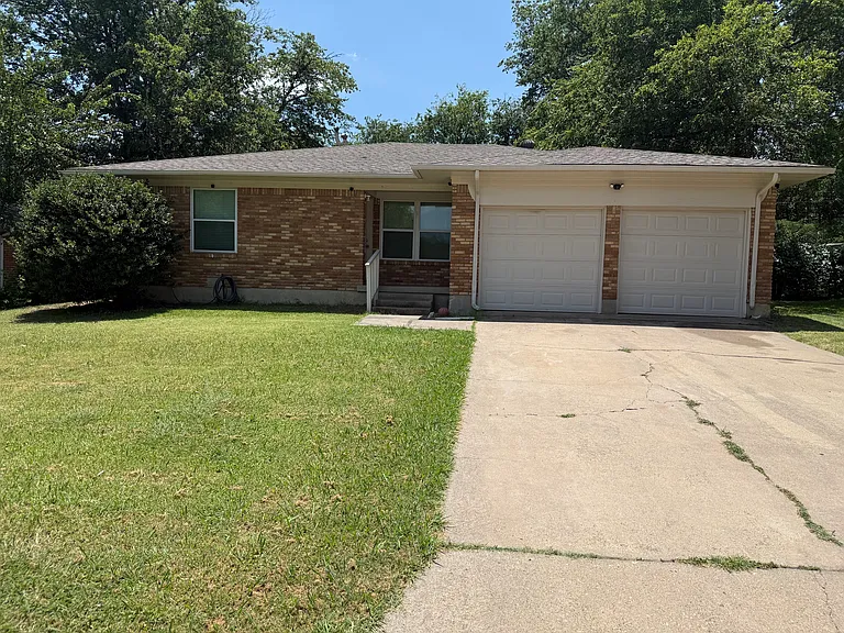 1102 Edinburg Ln — Photo 1