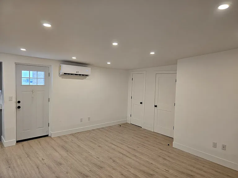 31 Van Zandt St #2 — Photo 10