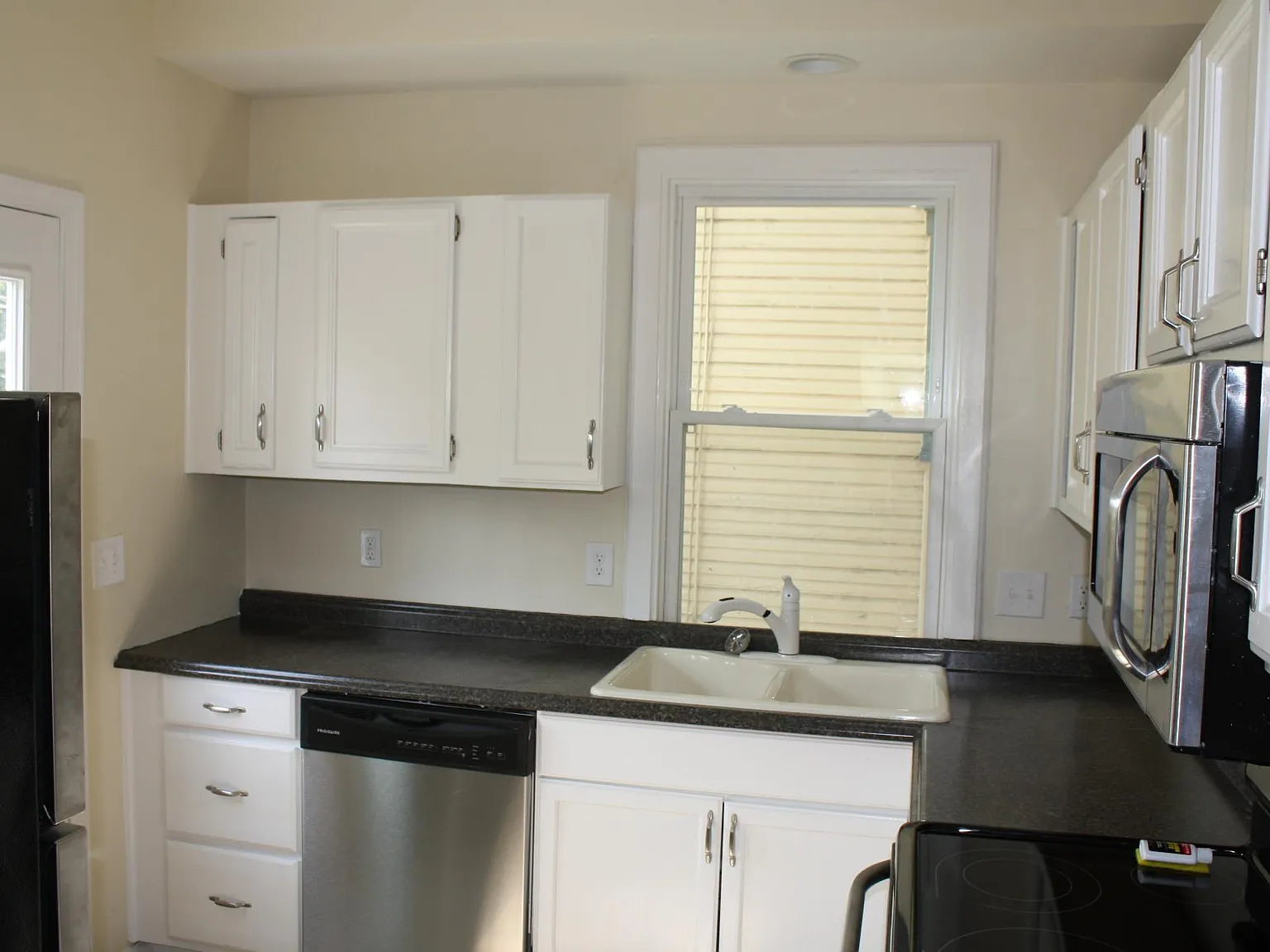 2394 Summit St — Photo 3