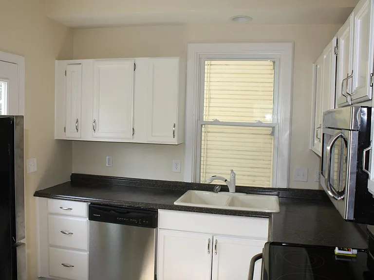 2394 Summit St — Photo 3