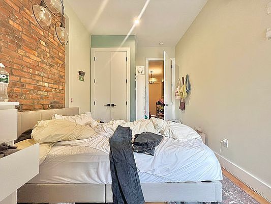 5th image of 23 Hart St #1