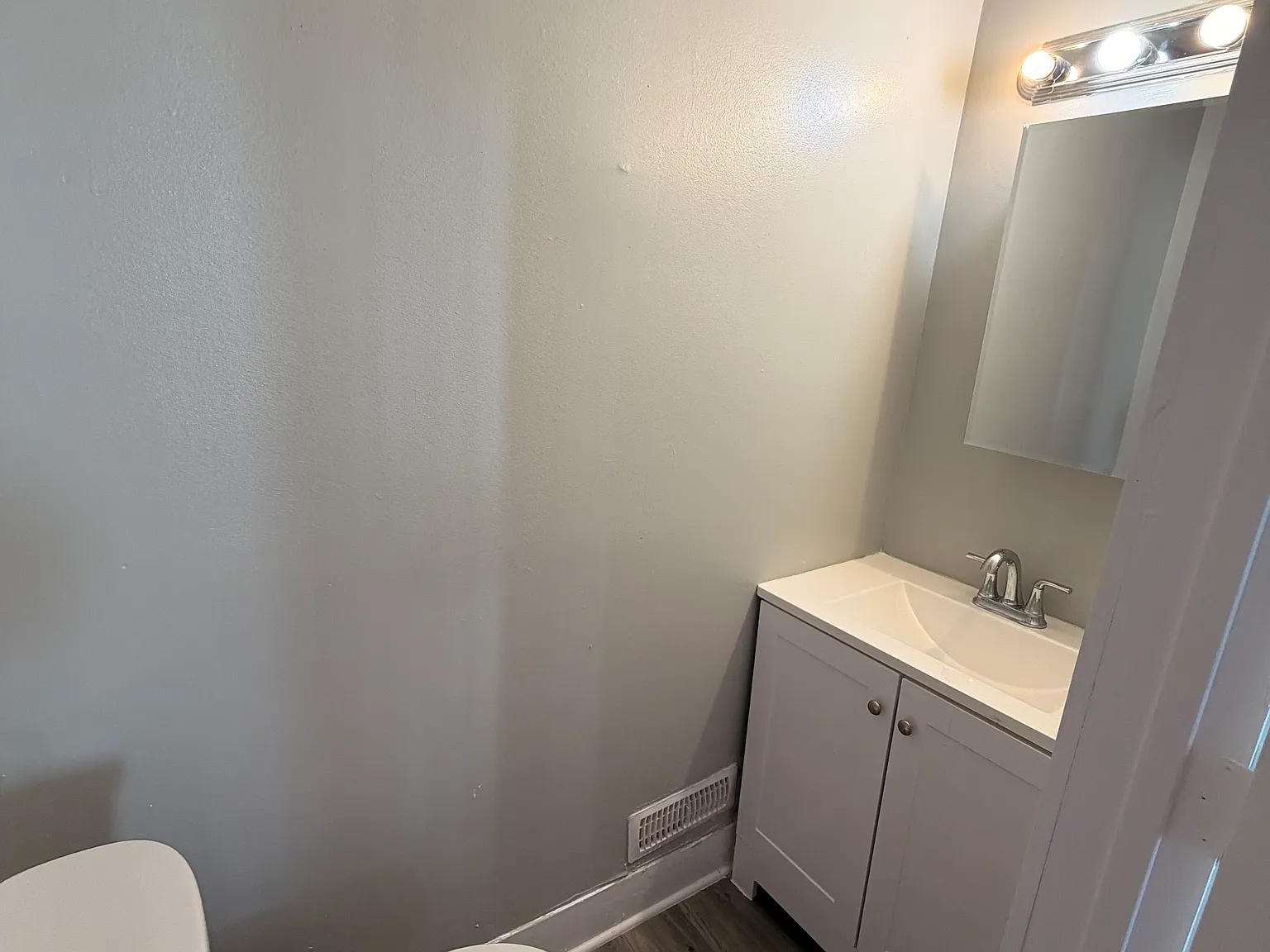 4 bed, 1.5 bath, 1774 sqft, $2,400 — Photo 3