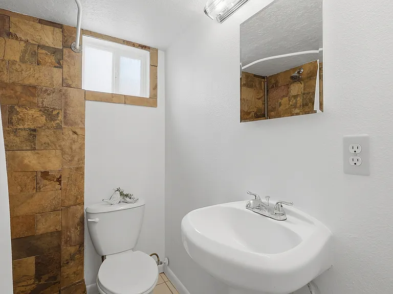 654 W Lennox St — Photo 25