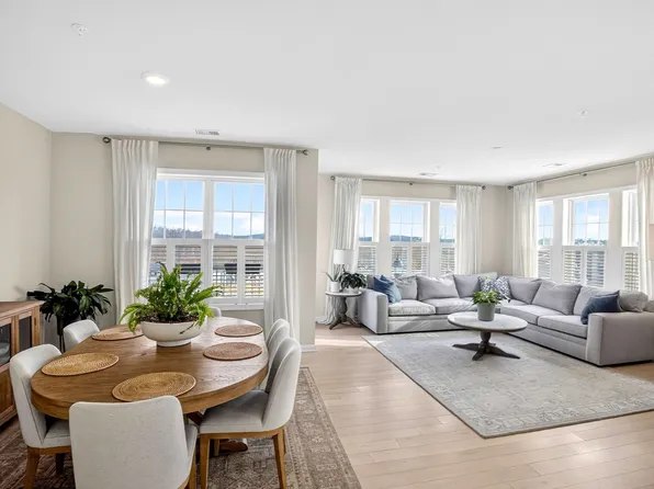 4 Peters Farm Way #206, Westborough, MA 01581