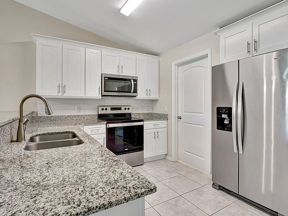 3rd image of 1014 Diplomat Pkwy W
