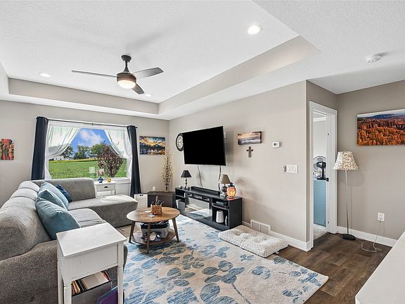 5th image of 402 N Park St
