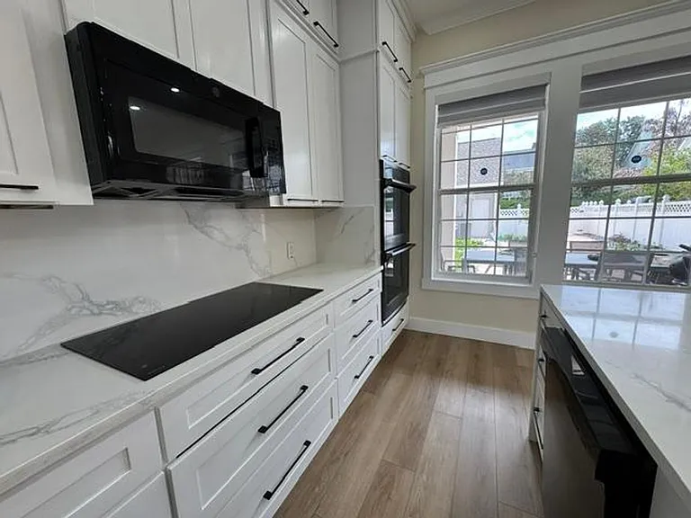 537 Campus St — Photo 11
