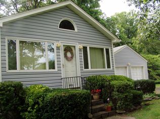 98 Magnolia Dr, Selden, NY 11784