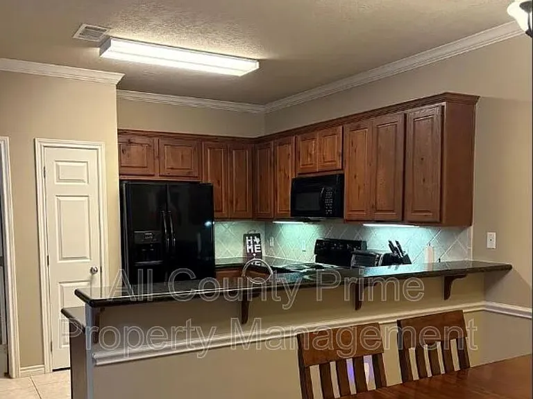 331 Forest Dr — Photo 3