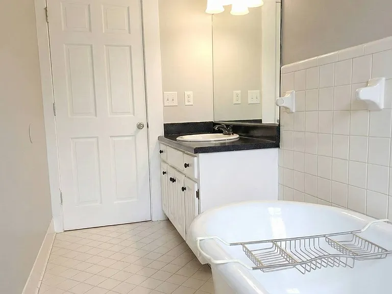 402 Laurel St — Photo 17