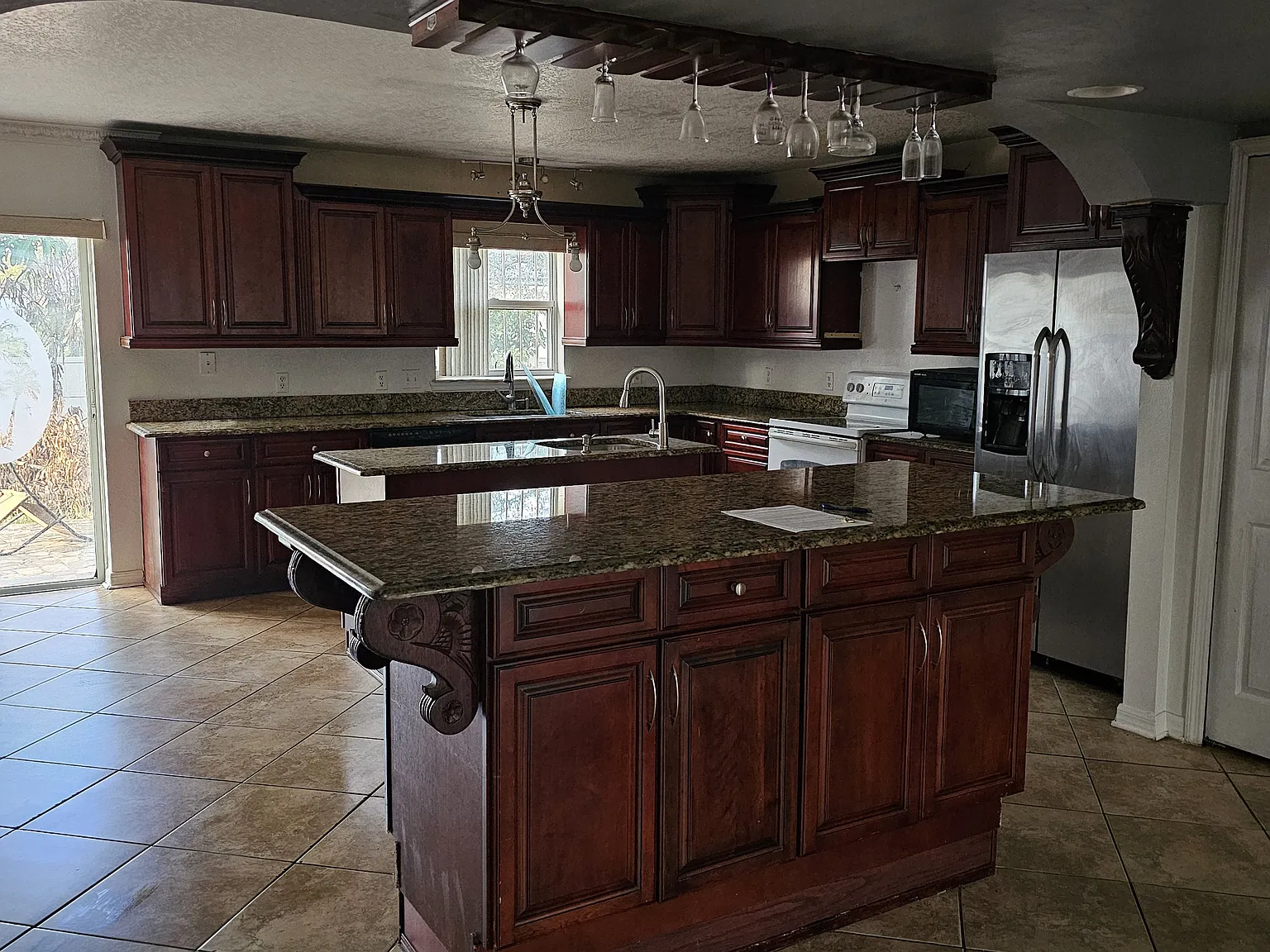 6 bed, 4.5 bath, 3836 sqft, $2,500 — Photo 3