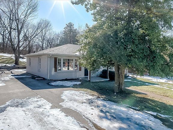 3rd image of 131 Lincoln Dr