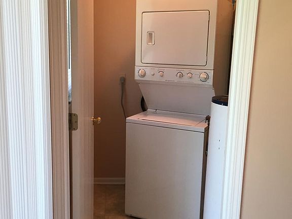 Laundry w/washer-dryer