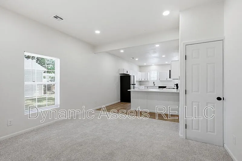 3 bed, 2.0 bath, 1234 sqft, $1,650 — Photo 3