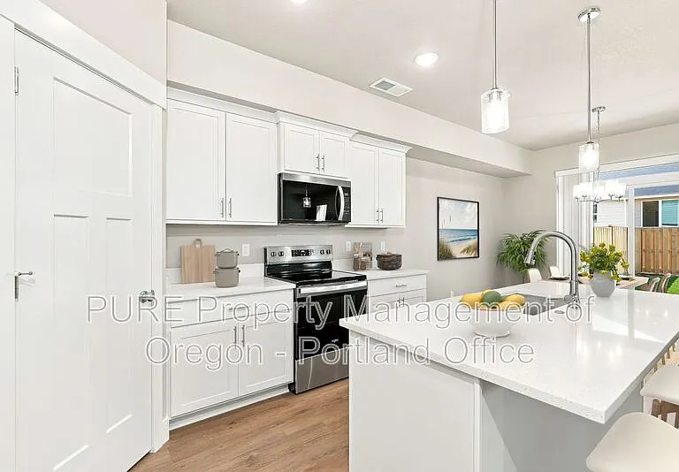 582 NE Alderwood Dr — Photo 4