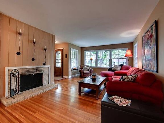 Inviting living rm w/fplc