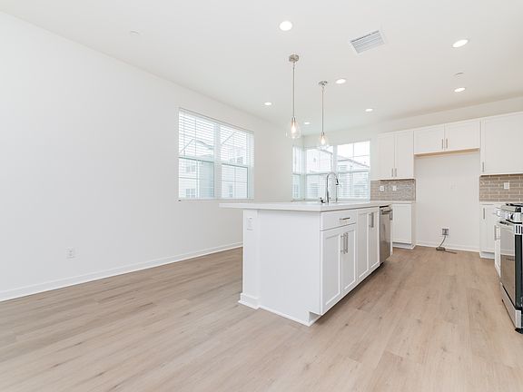 5th image of 2450 E Stanley Paseo