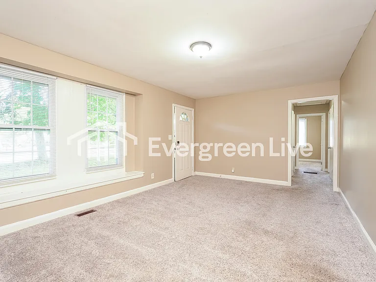 1016 Warren Ave — Photo 5