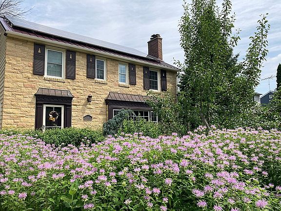 2nd image of 827-10 1/2 St SW