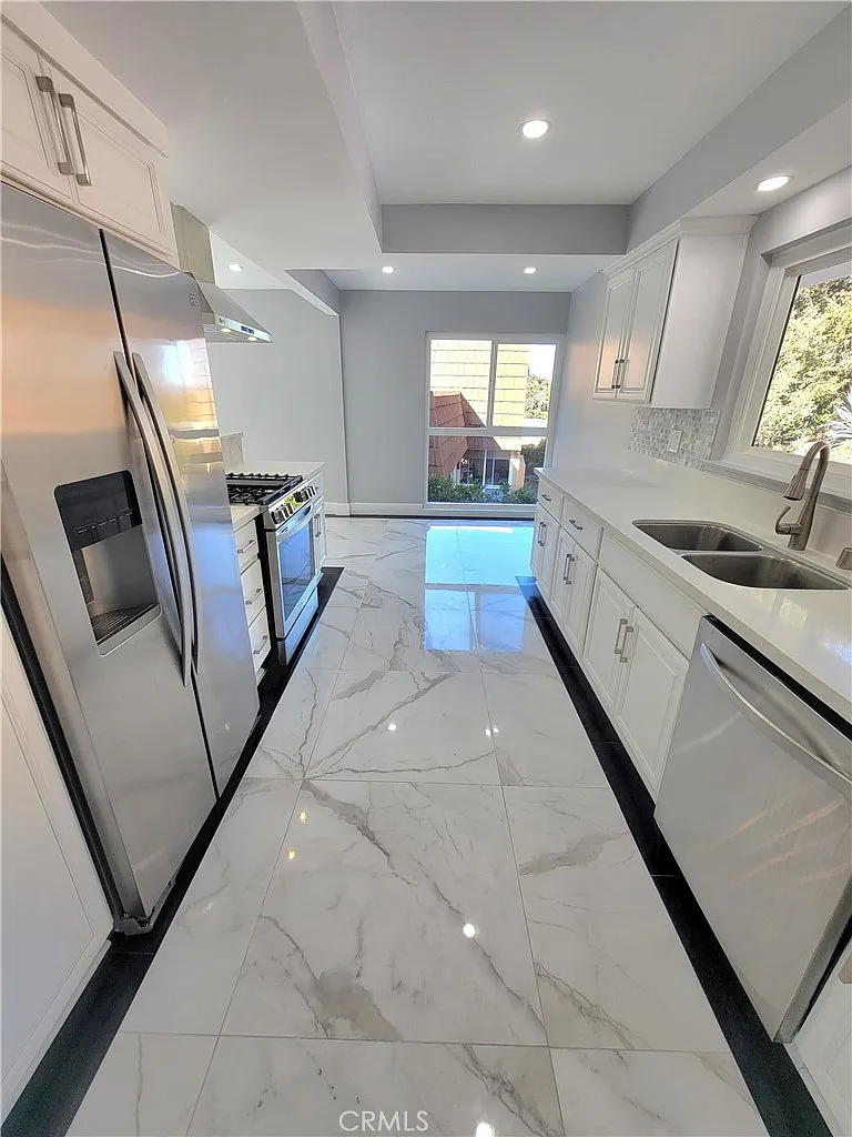 4 bed, 2.5 bath, 2200 sqft, $7,499 — Photo 4