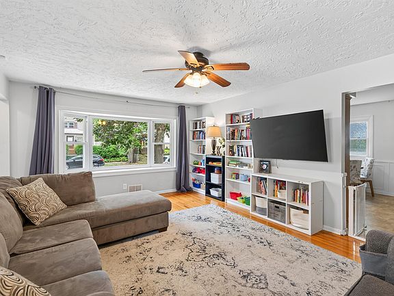 5th image of 4026 6th St NE