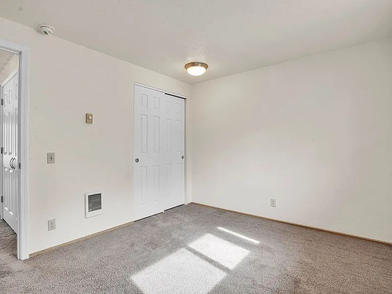 Carlton Square Apartments — Photo 15