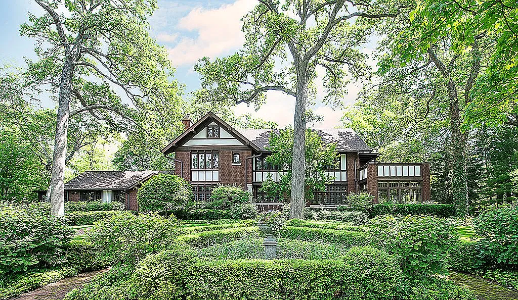 547 Roslyn Rd photo 1