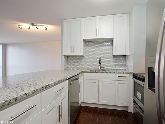 5th image of 4343 N Clarendon Ave APT 904