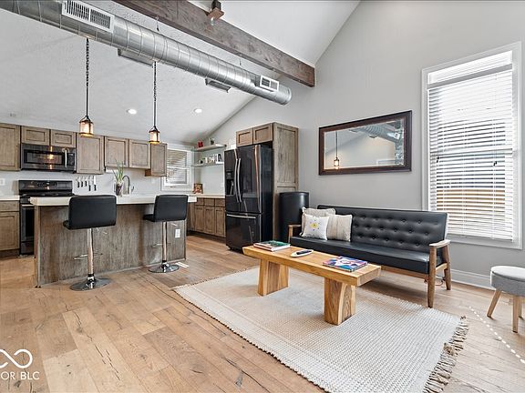 2nd image of 1016 Lexington Ave