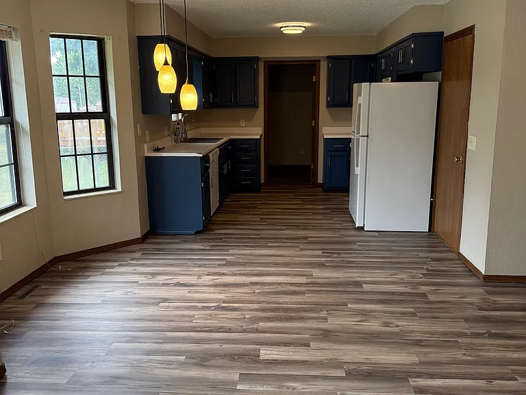 436 S Suburban Ave — Photo 3