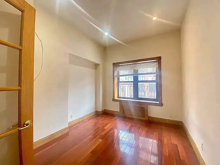 881 10th Ave #3R — Photo 4