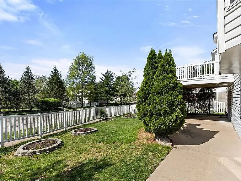 605 Thornridge Dr — Photo 17