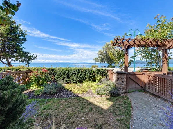 5160 Davis Bay Rd #105, Sechelt, BC V7Z 0H3