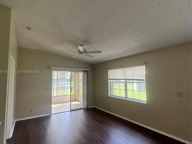 2306 Maplewood Dr — Photo 10