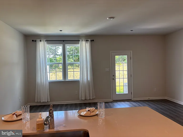 60 Robert Dr — Photo 10