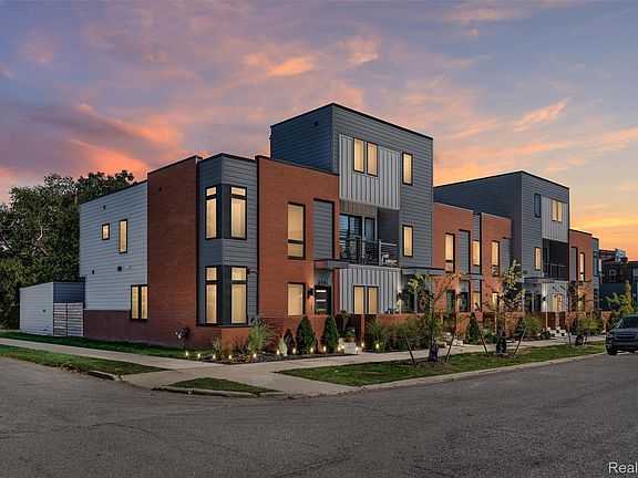 3rd image of 2736 Harrison St