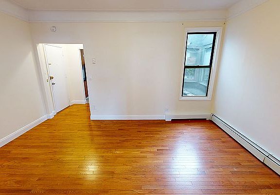4th image of 71-73 Yellowstone Blvd #2