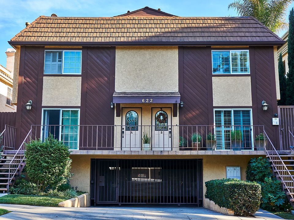 Beautiful curb appeal, amazing high end neighborhood