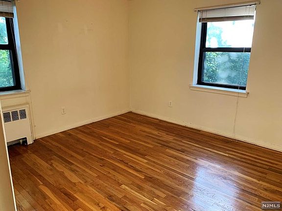 4th image of 130 Orient Way APT 4D
