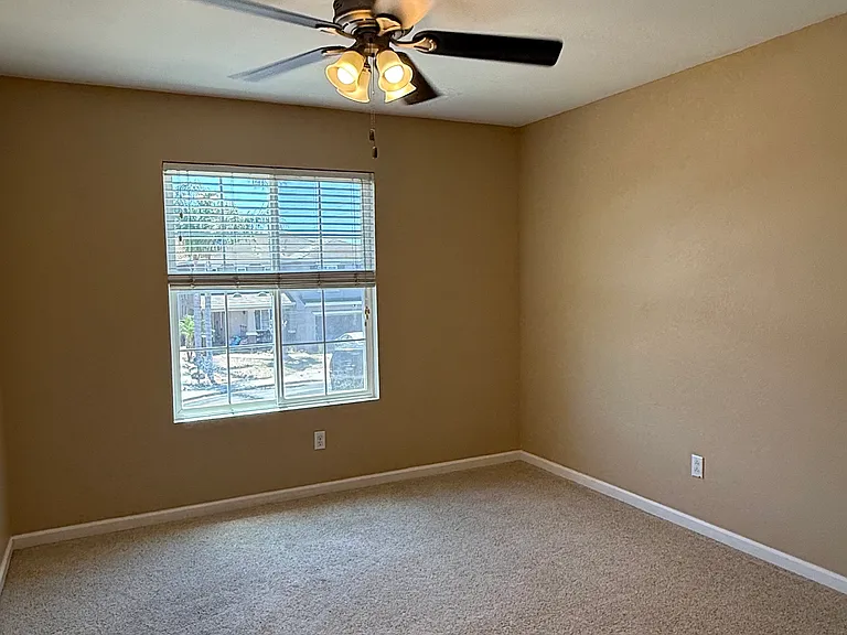 533 Stirling Ct — Photo 12